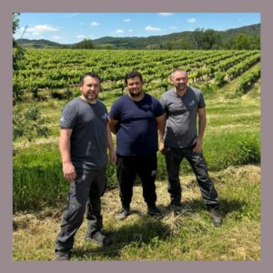 Didier, Aurélien (cavistes), Robin (logistique) et Arnaud (Directeur commercial) ont passé un après-midi sur le vignoble de POMAS